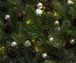 Branches de sapin décorées de pommes de pin et de boules
