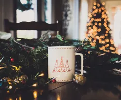 Sapin illuminé en arrière-plan d'une table de fête