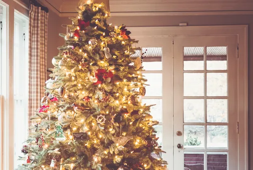 Sapin de Noël décoré et illuminé dans un séjour